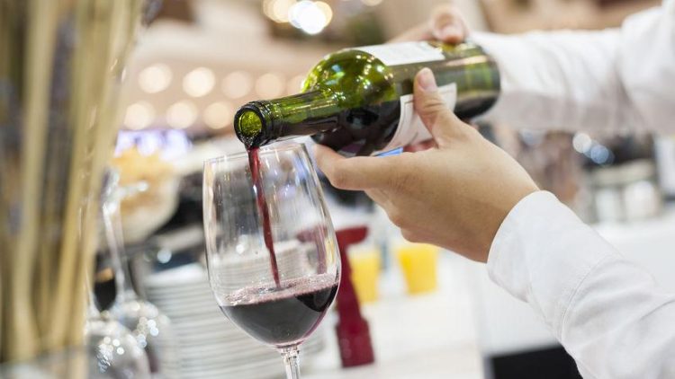Staff shortages forcing Guernsey hotels to close at peak times