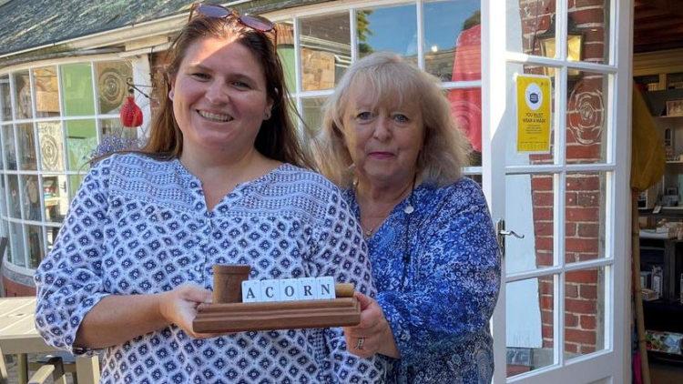 2021 Bargain Hunt winners Helen Bourke and Kay Mallet from the Potting Shed 2021