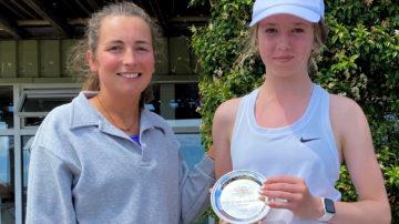 Tennis 2022-07 Lauren Barker presenting trophy Izzy Aldridge