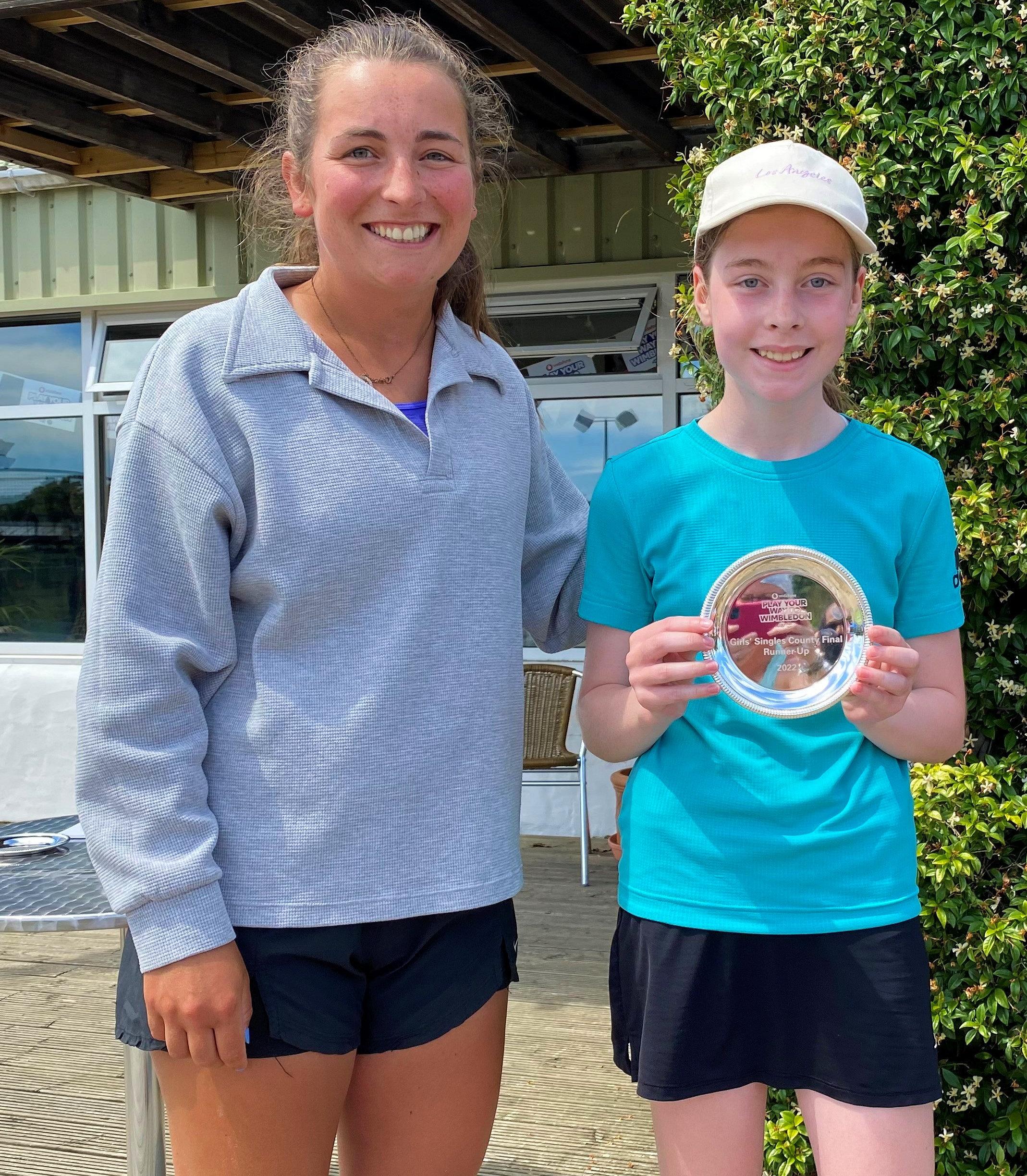 Tennis 2022-07 Lauren Barker presenting trophy to Amelie Clarke