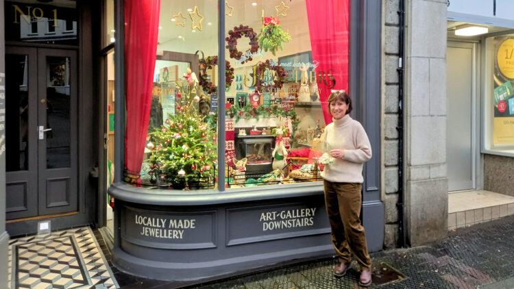 2022-12-22 Lizzie Jarrold of Wink winner of Guernsey Town Christmas window competition 2022
