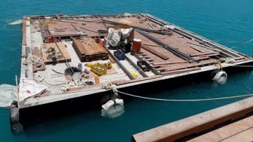 Dubai pontoon